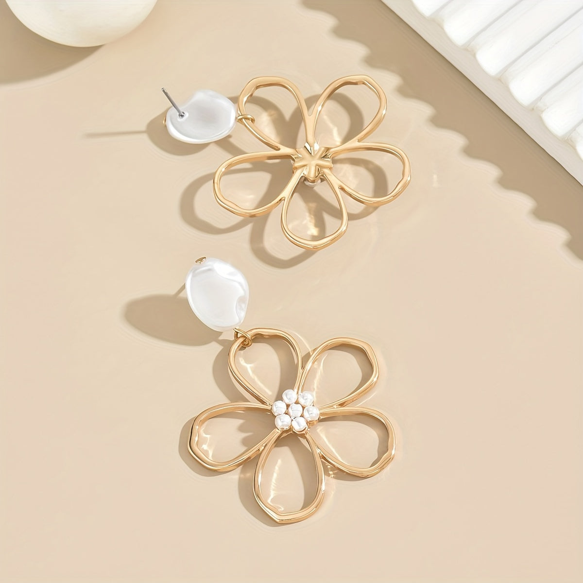 Vintage Charm) Elegant Golden-Tone Hollow Flower Design Dangle Earrings with Pearl & Acrylic Accents - Vintage-Inspired Zinc Alloy Fashion Jewelry for Women, Cute Earrings