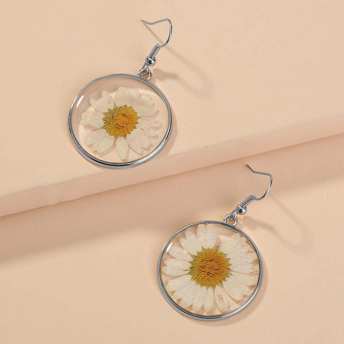Nooxian White Chrysanthemum Dangle Earrings - Nickle-Free Copper Boho with Golden-Tone Finish, Botanical Flower Earrings for, for Casual Attire & Getaways, Year-Round