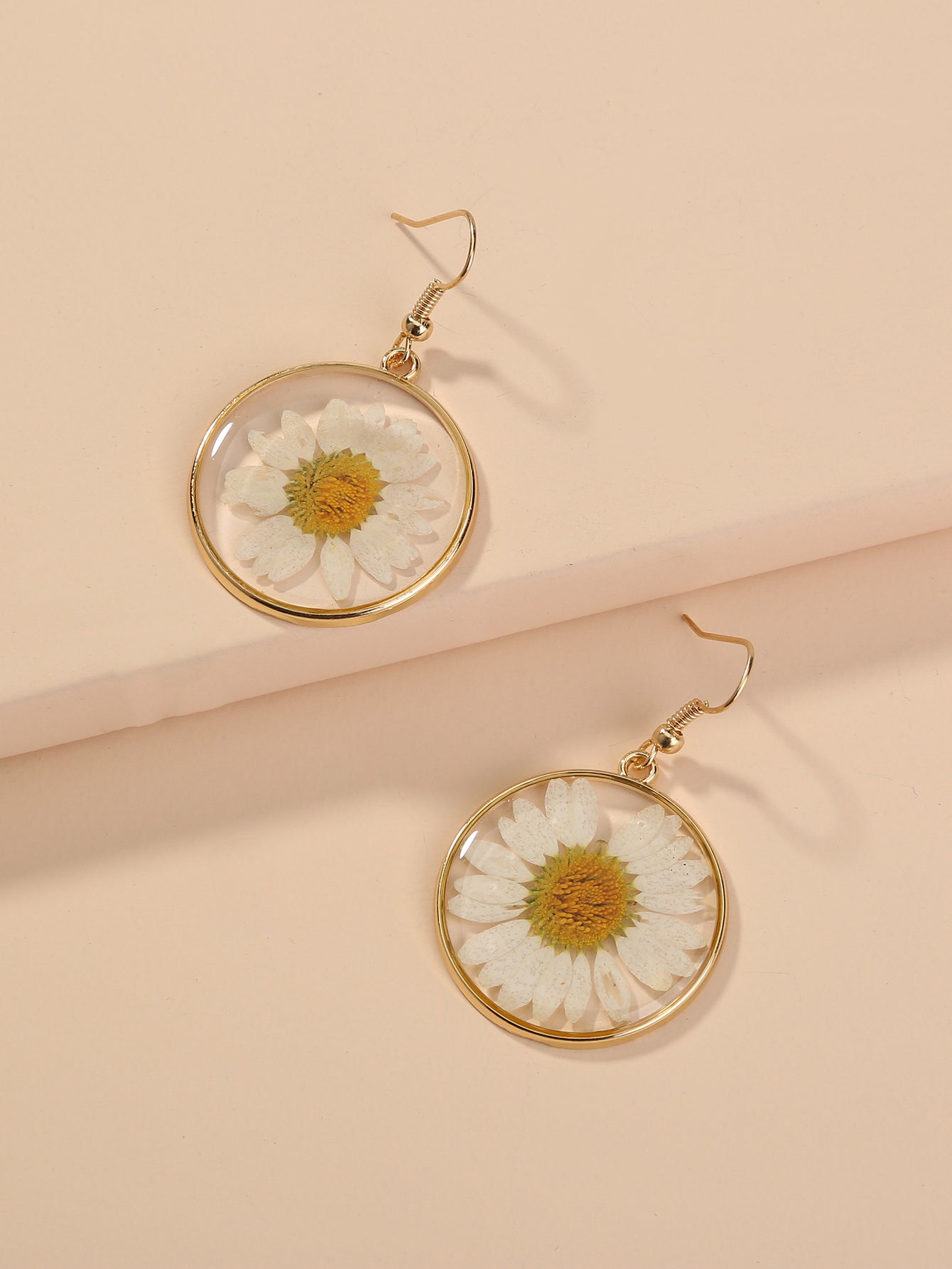 Nooxian White Chrysanthemum Dangle Earrings - Nickle-Free Copper Boho with Golden-Tone Finish, Botanical Flower Earrings for, for Casual Attire & Getaways, Year-Round