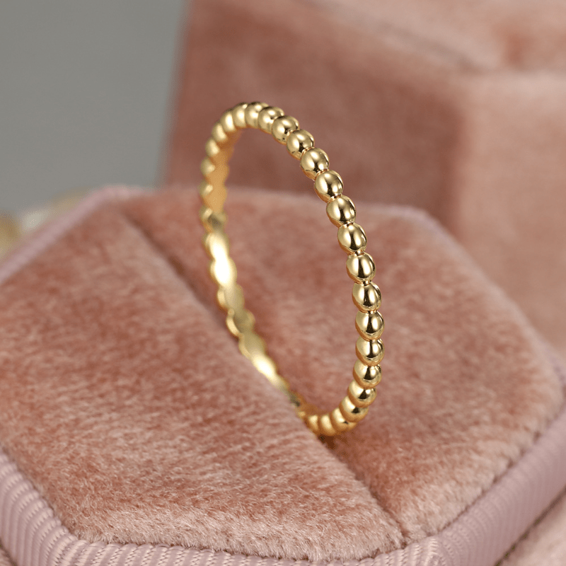 A small polka dot glossy design ladies' ring for a ring party.