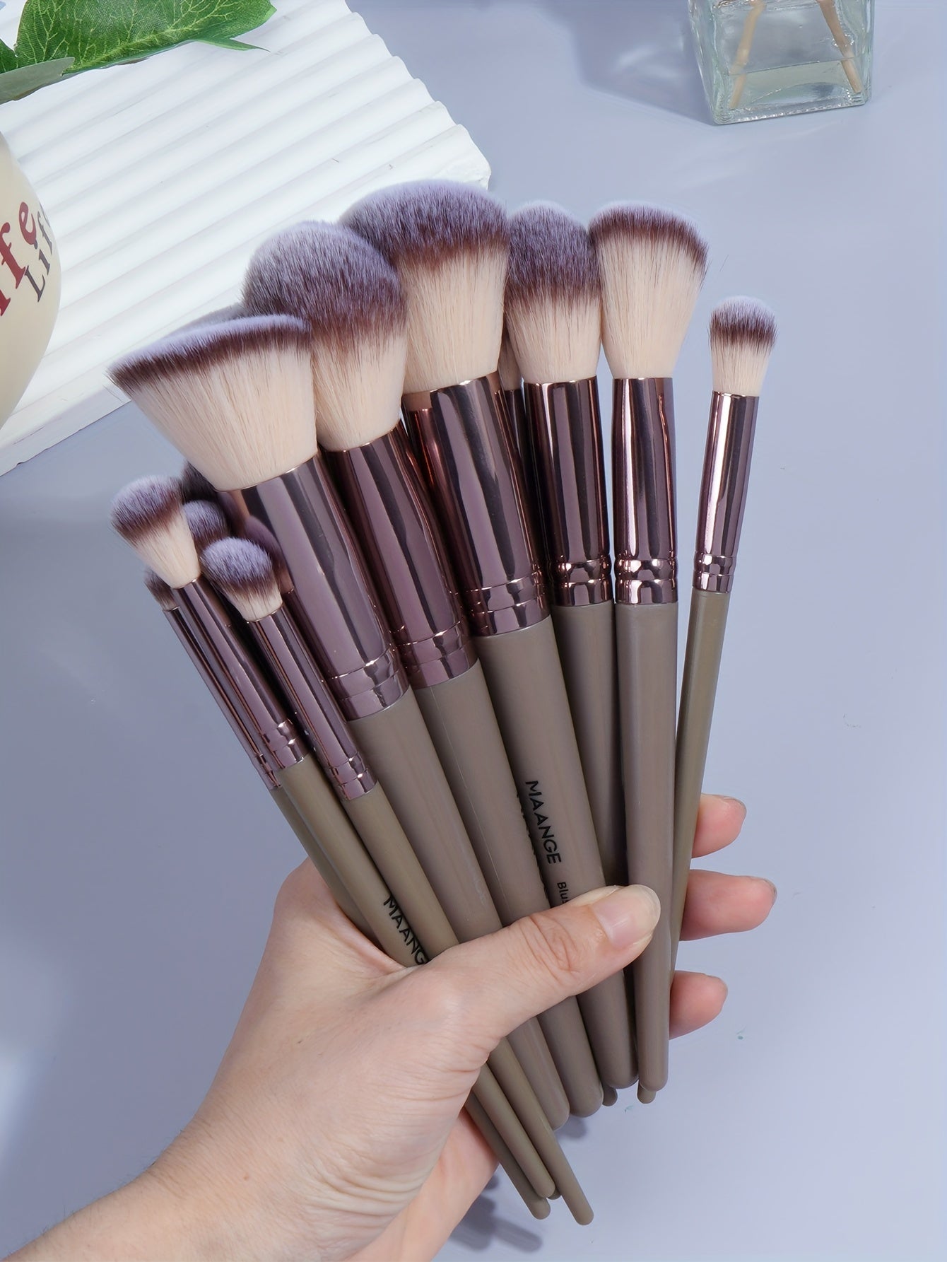 MAANGE 30pcs Professional Makeup Brush Set Foundation Brush Blush Brush Loose Powder Brush Eyeshadow Brush Complete Makeup Tool Set Suitable for Beginners and Professional Makeup Artists Portable Gift Set for Beginners Basic