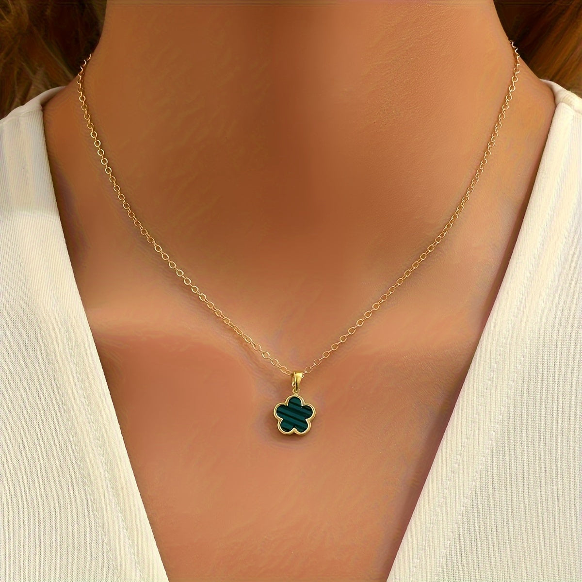 Five-Petal Flower Copper Pendant Necklace - Elegant Daily Wear Jewelry for Women, Perfect Gift for Friends, Family, and Loved Ones on Any Occasion