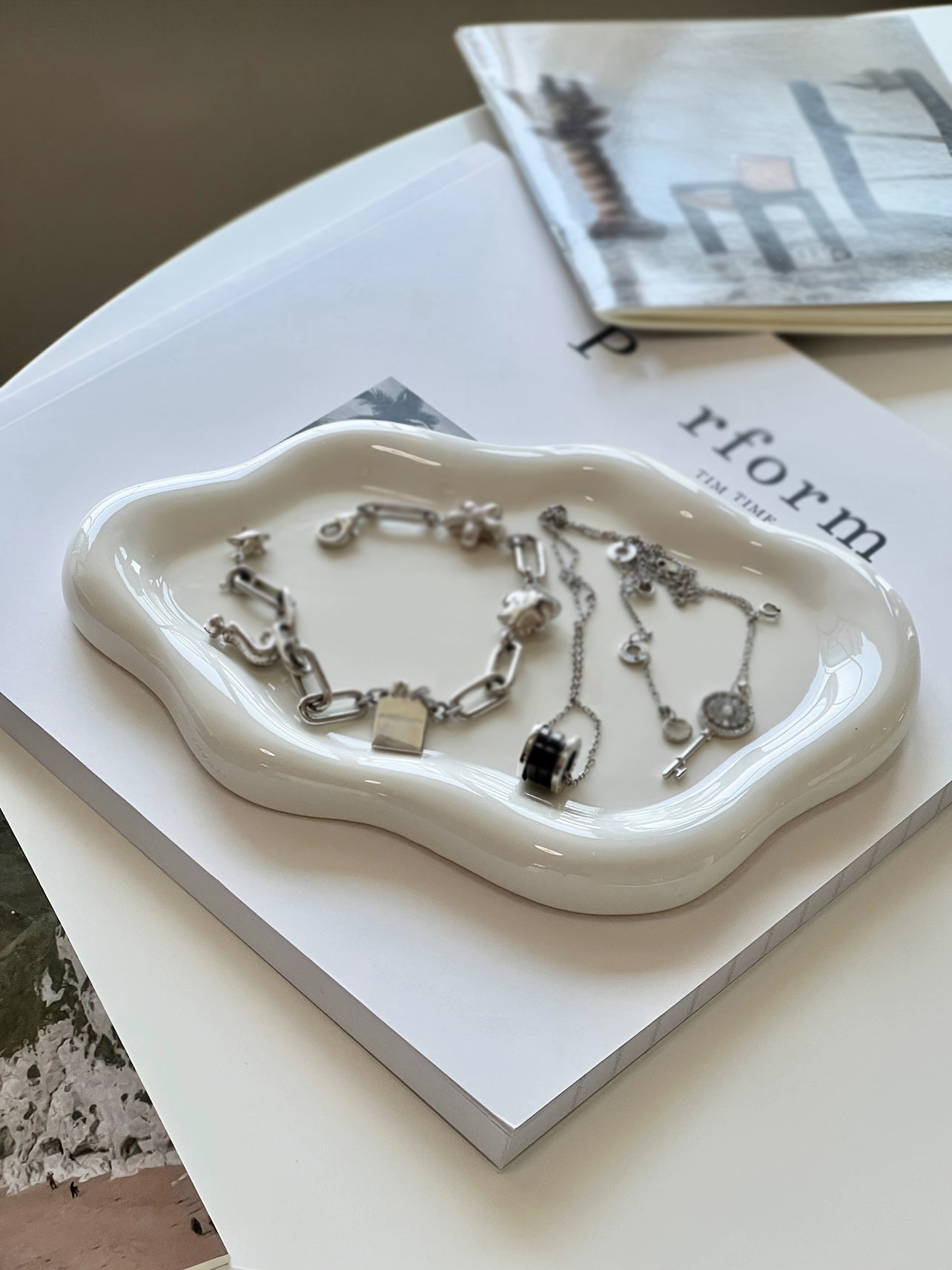 1pc Cloud Ceramic Tray - Sleek Single-Layer Design with Exquisite Light Luxury Finish, Spacious Jewelry Storage, Elegant Perfume Display, and Convenient Key Storage - Perfect for Home, Living Room, or Office Decor, Ideal Gift