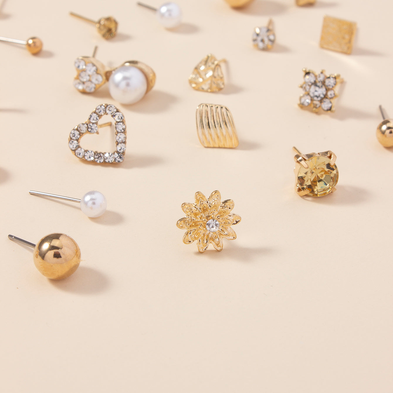 A Set of 30 Stylish Heart-Shaped Letter Stud Earrings