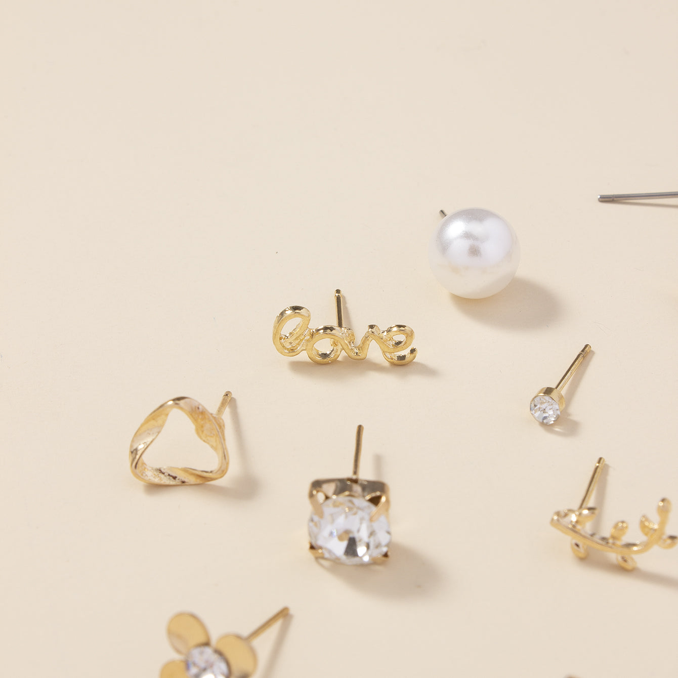 A Set of 30 Stylish Heart-Shaped Letter Stud Earrings