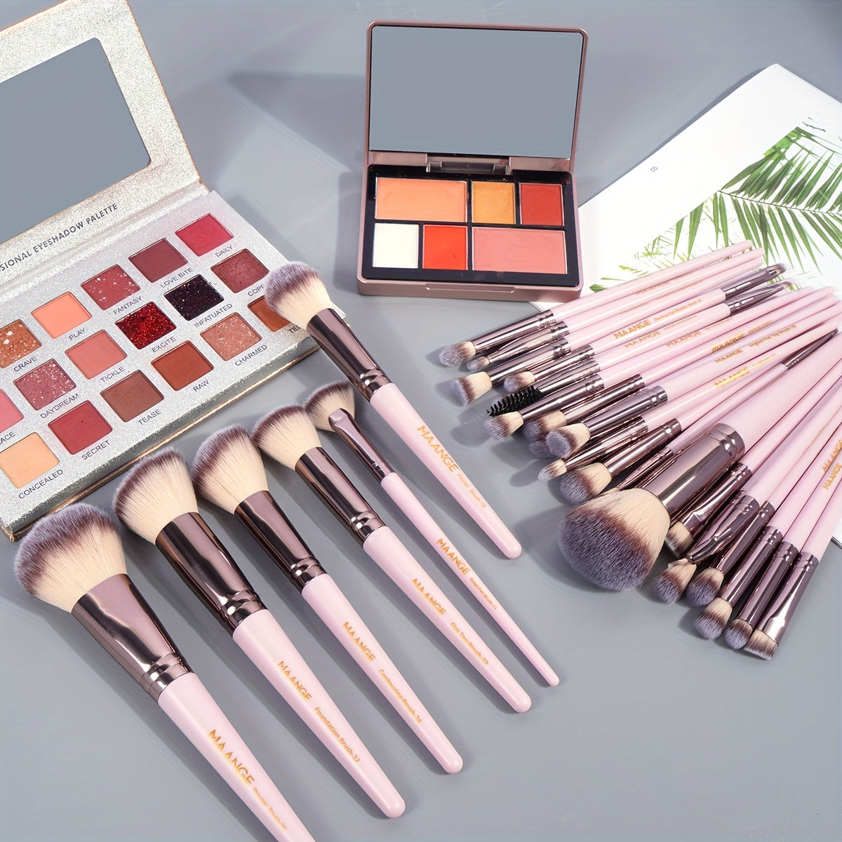 MAANGE 30pcs Professional Makeup Brush Set Foundation Brush Blush Brush Loose Powder Brush Eyeshadow Brush Complete Makeup Tool Set Suitable for Beginners and Professional Makeup Artists Portable Gift Set for Beginners Basic
