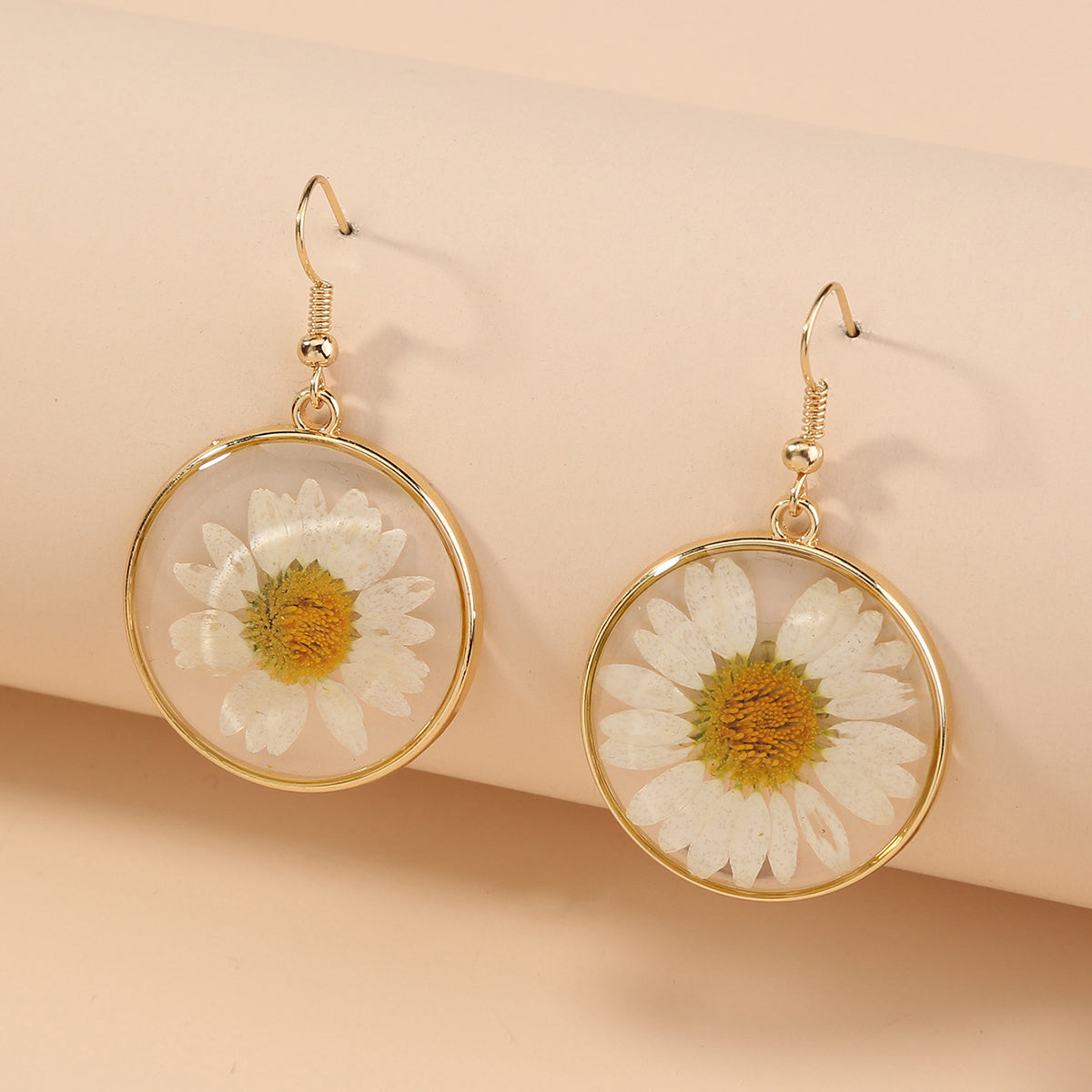 Nooxian White Chrysanthemum Dangle Earrings - Nickle-Free Copper Boho with Golden-Tone Finish, Botanical Flower Earrings for, for Casual Attire & Getaways, Year-Round