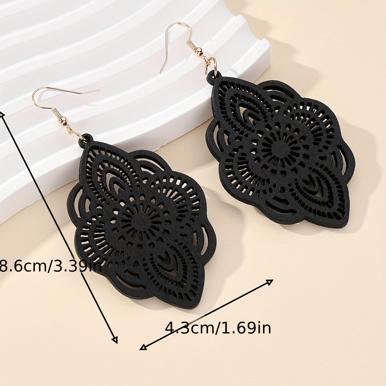 Green/ Black Carved Flower Pattern Dangle Earrings Retro Elegant Style Wooden Jewelry Delicate Holiday Vacation Ear Ornaments