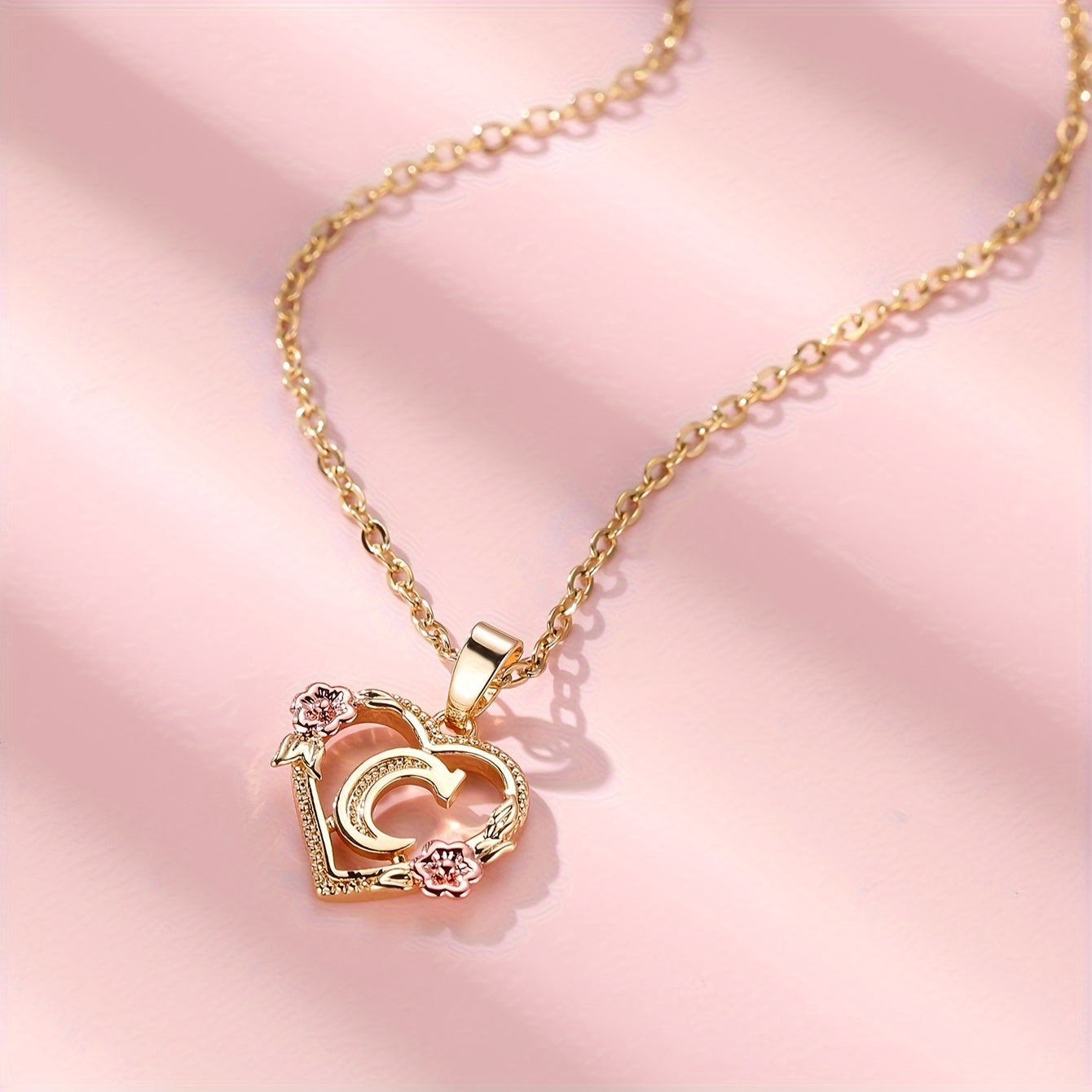 Exquisite Golden Initial Necklace Heart Carved 26 Letter A-Z And Flower Necklace For Women Daily Party Holiday Decoration Gift