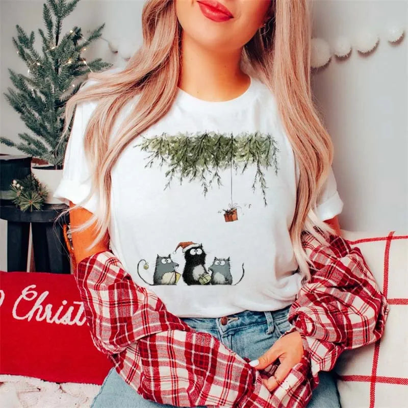 Highland Cow Christmas T-Shirt Tongue Out Scarf Women's Cute Holiday T-Shirt Cartoon Pattern Short Sleeve Regular Casual T-Shirt