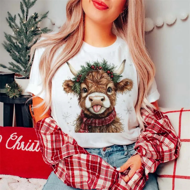 Highland Cow Christmas T-Shirt Tongue Out Scarf Women's Cute Holiday T-Shirt Cartoon Pattern Short Sleeve Regular Casual T-Shirt