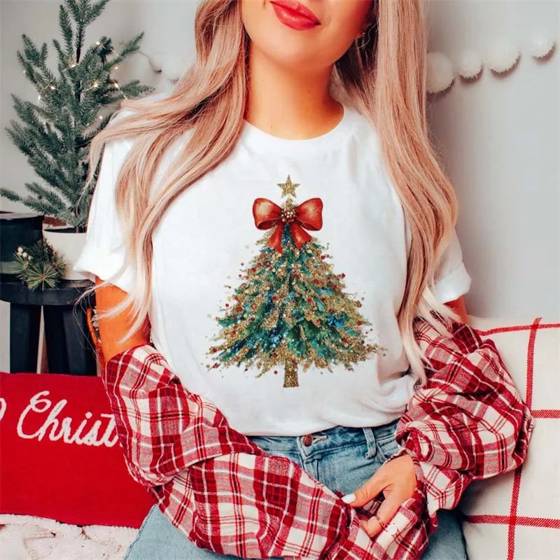 Highland Cow Christmas T-Shirt Tongue Out Scarf Women's Cute Holiday T-Shirt Cartoon Pattern Short Sleeve Regular Casual T-Shirt