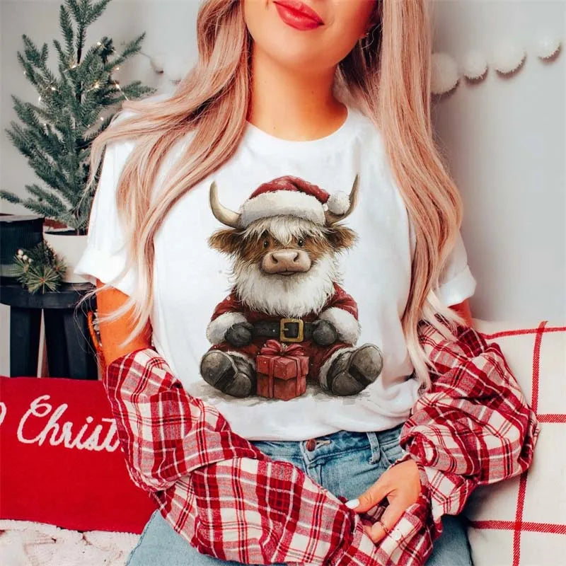 Highland Cow Christmas T-Shirt Tongue Out Scarf Women's Cute Holiday T-Shirt Cartoon Pattern Short Sleeve Regular Casual T-Shirt