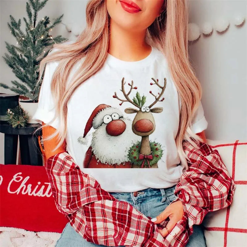 Highland Cow Christmas T-Shirt Tongue Out Scarf Women's Cute Holiday T-Shirt Cartoon Pattern Short Sleeve Regular Casual T-Shirt