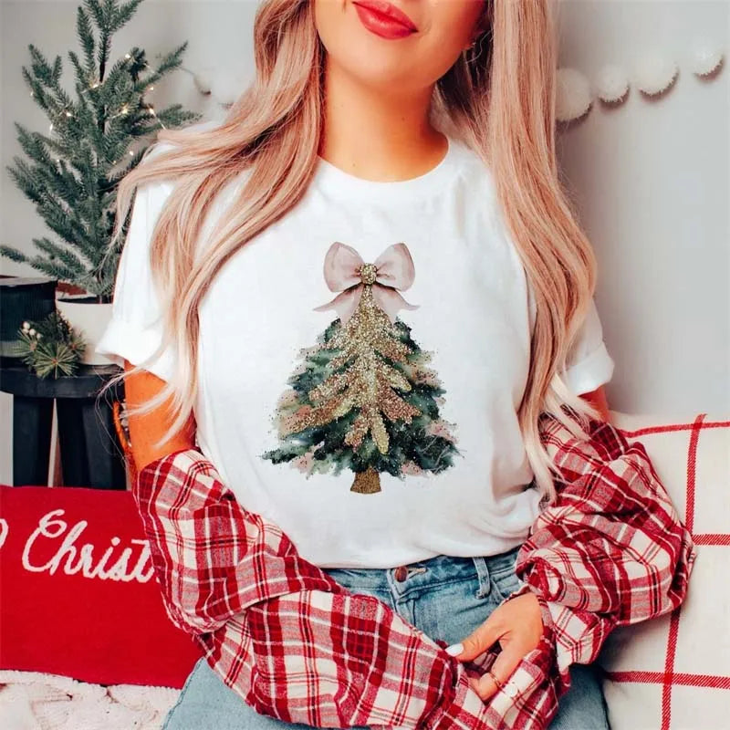 Highland Cow Christmas T-Shirt Tongue Out Scarf Women's Cute Holiday T-Shirt Cartoon Pattern Short Sleeve Regular Casual T-Shirt