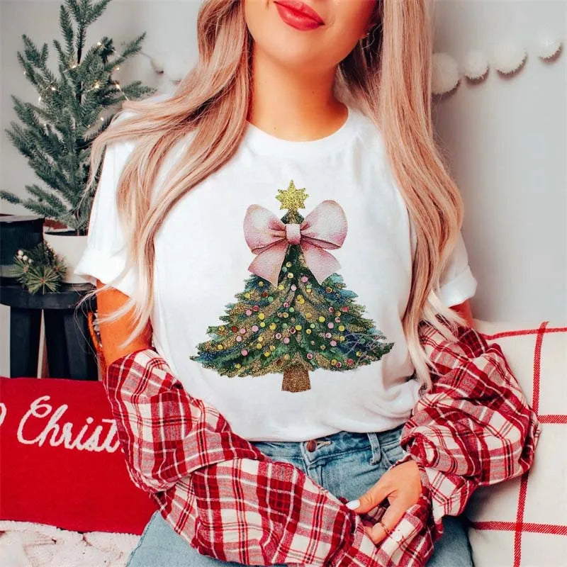 Highland Cow Christmas T-Shirt Tongue Out Scarf Women's Cute Holiday T-Shirt Cartoon Pattern Short Sleeve Regular Casual T-Shirt