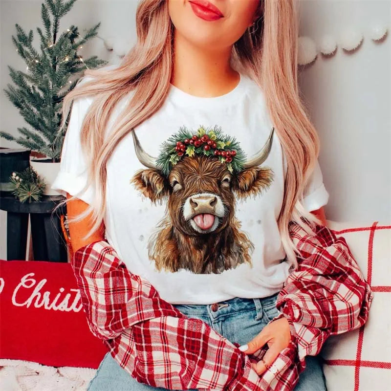 Highland Cow Christmas T-Shirt Tongue Out Scarf Women's Cute Holiday T-Shirt Cartoon Pattern Short Sleeve Regular Casual T-Shirt