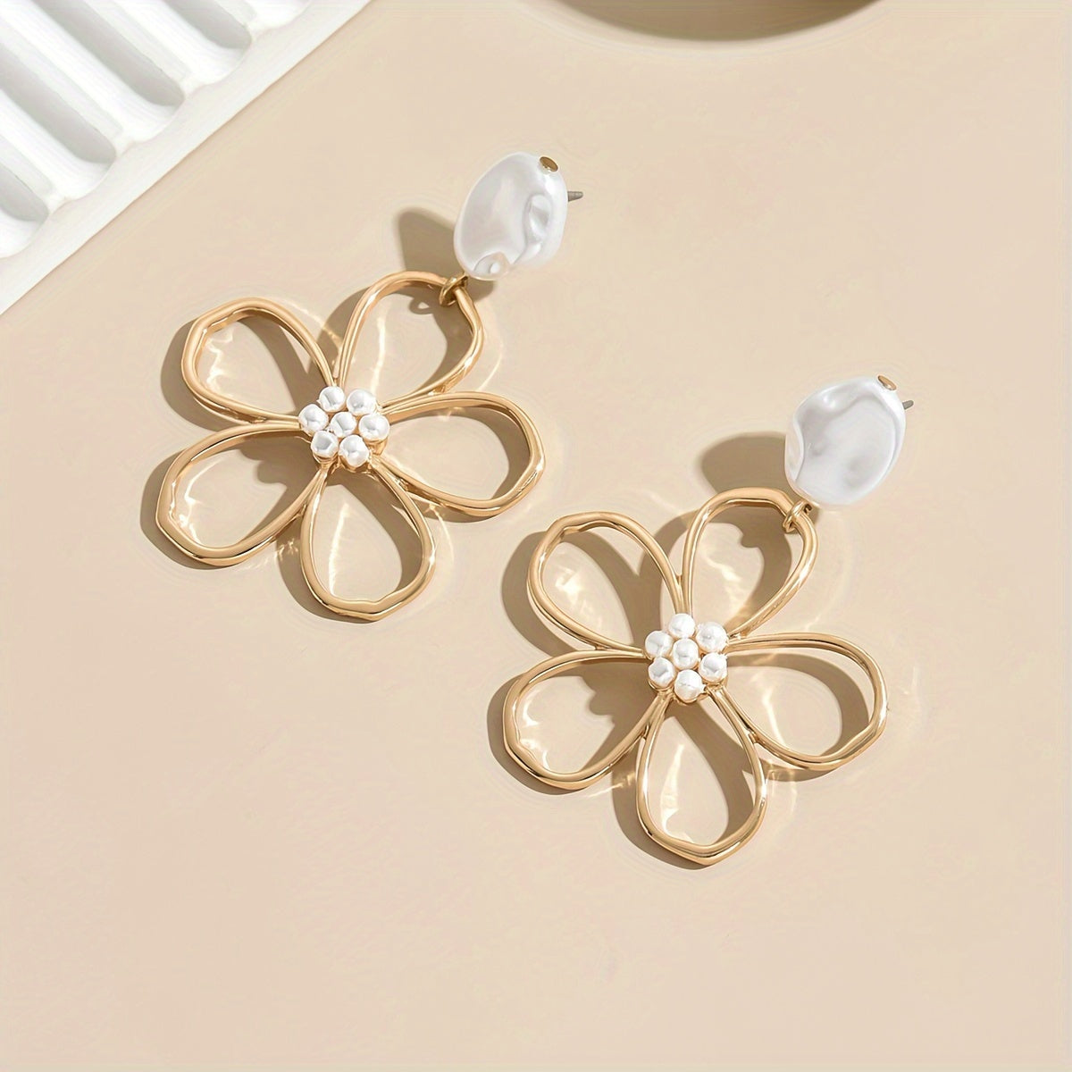 Vintage Charm) Elegant Golden-Tone Hollow Flower Design Dangle Earrings with Pearl & Acrylic Accents - Vintage-Inspired Zinc Alloy Fashion Jewelry for Women, Cute Earrings