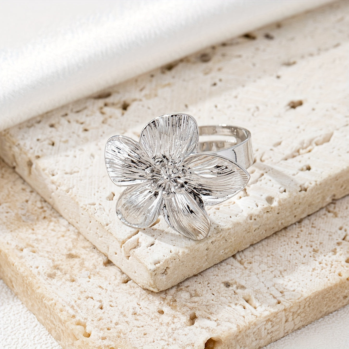 One Lady Open Ring Simple Flower Shape Open Adjustable Ring Suitable For Everyday And Banquet Wear