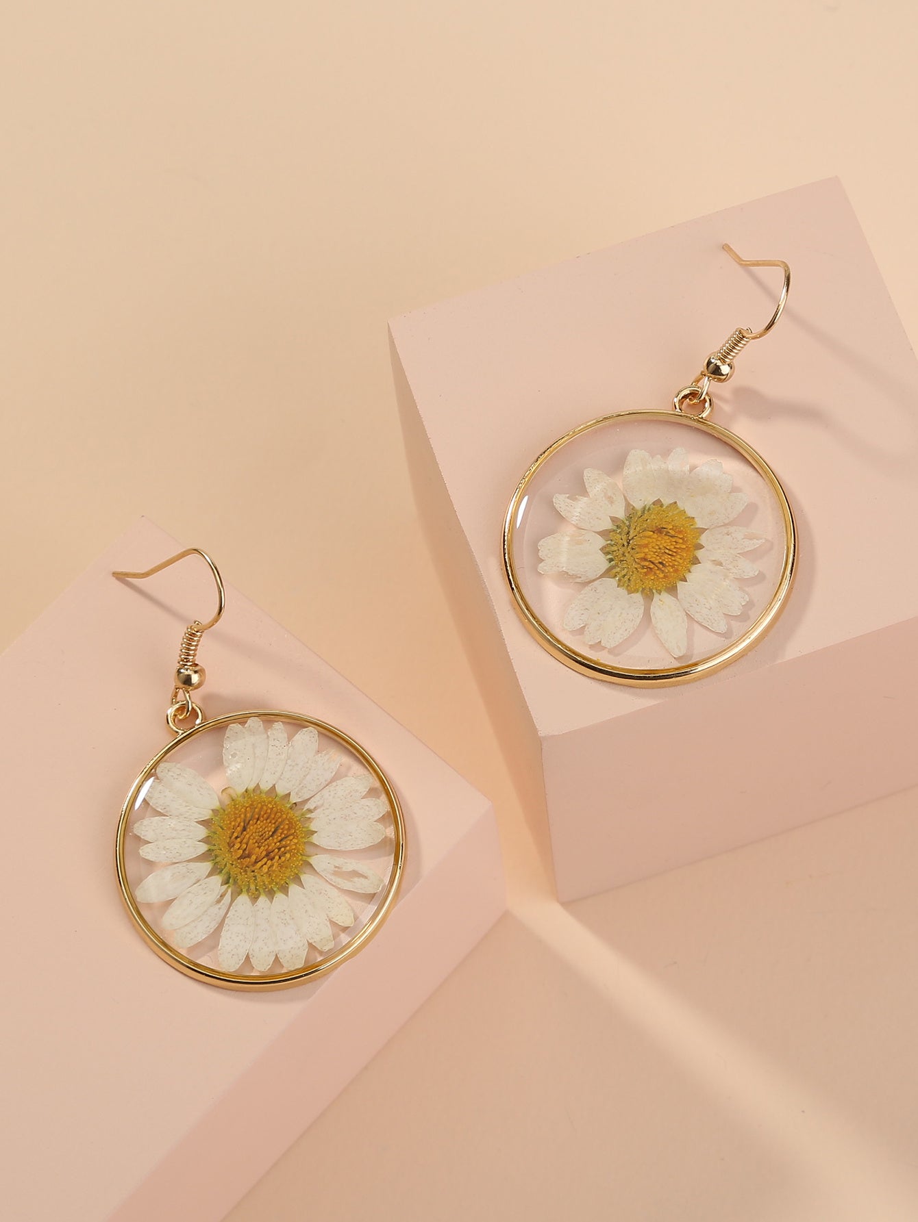 Nooxian White Chrysanthemum Dangle Earrings - Nickle-Free Copper Boho with Golden-Tone Finish, Botanical Flower Earrings for, for Casual Attire & Getaways, Year-Round