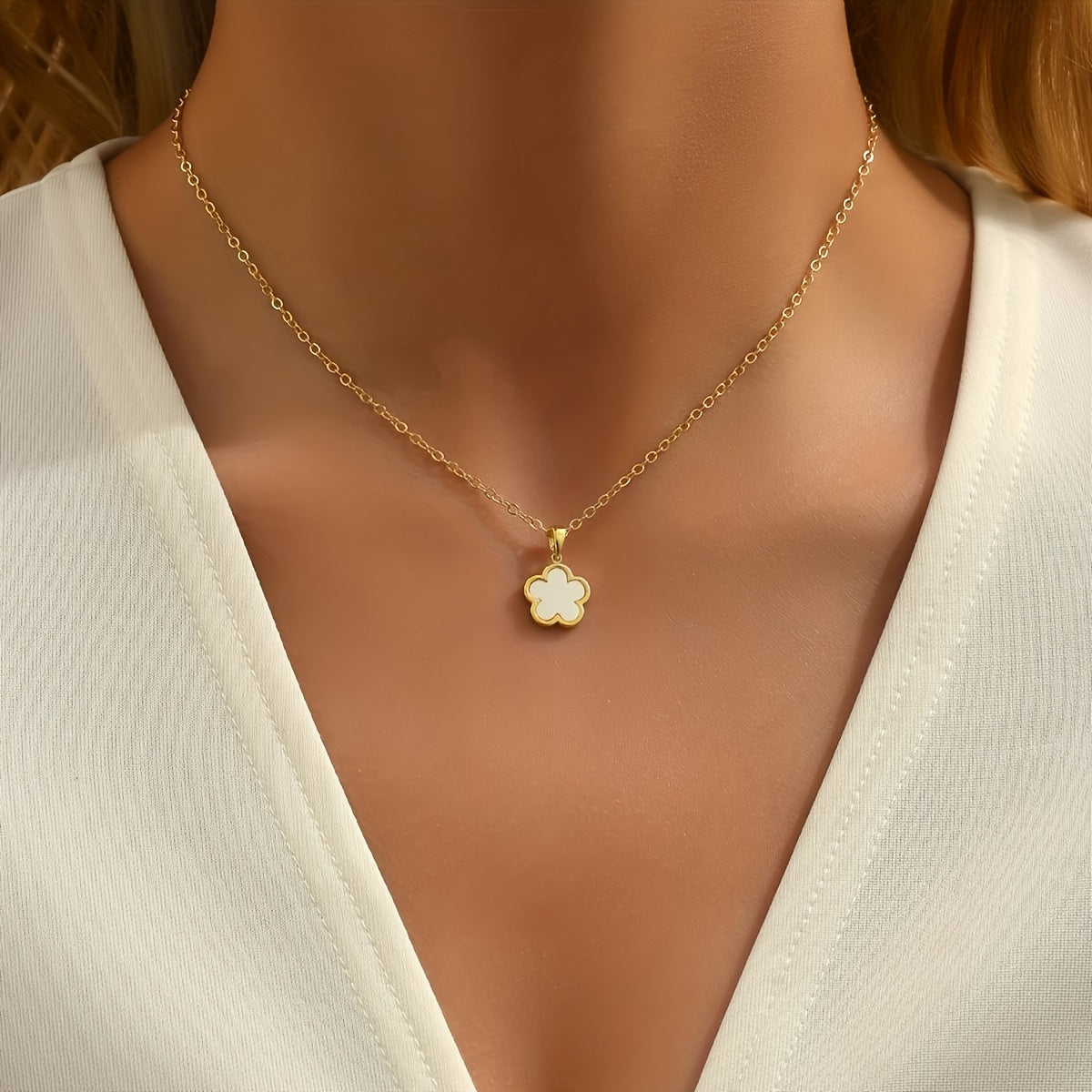 Five-Petal Flower Copper Pendant Necklace - Elegant Daily Wear Jewelry for Women, Perfect Gift for Friends, Family, and Loved Ones on Any Occasion